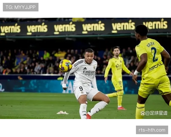 战术花絮:看到对手变阵三后卫,场边安切洛蒂立即做出手势调整 战术花絮:看到对手变阵三后卫,场边安切洛蒂立即做出手势调整